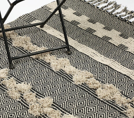 Geometric tufted & handwoven rug