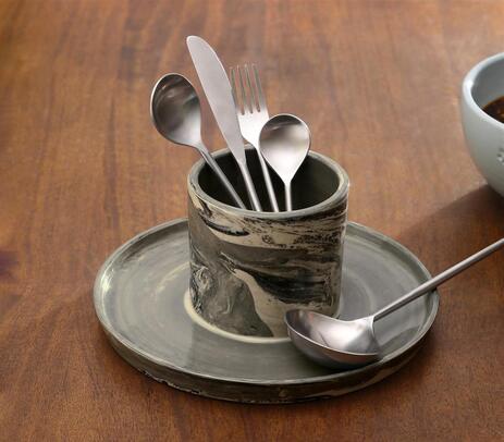 Ceramic cutlery holder with spoon rest